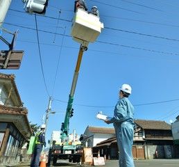高所作業車での電気工事