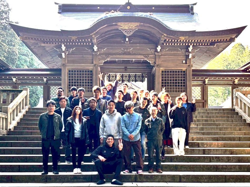 社員集合写真（神社階段）
